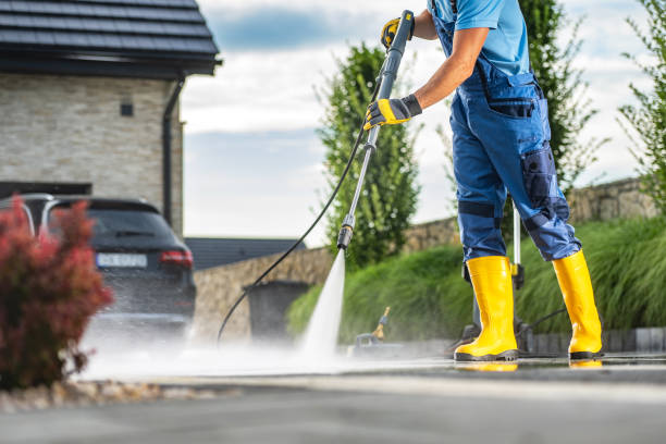 Best Driveway Pressure Washing  in Howards Grove, WI